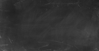 Tahta arka planda tebeşir temizlendi