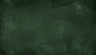 Yeşil karatahta arkaplanındaki tebeşir temizlendi