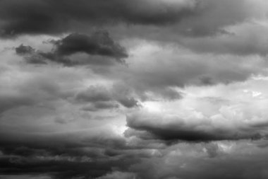 Gökteki gri fırtına bulutları