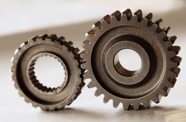 İki metal dişlinin yakın çekim görüntüsü.