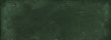 Yeşil karatahta arkaplanındaki tebeşir temizlendi