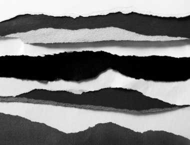 Yırtık kağıt parçaları arka planda