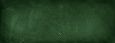 Yeşil karatahta arkaplanındaki tebeşir temizlendi