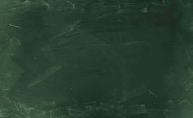 Yeşil karatahta arkaplanındaki tebeşir temizlendi