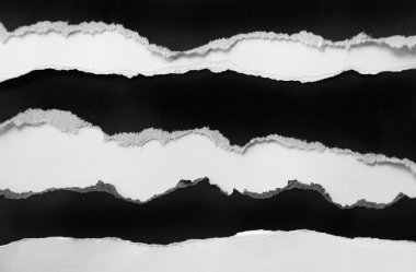 Yırtık siyah beyaz kağıt parçaları arka planda