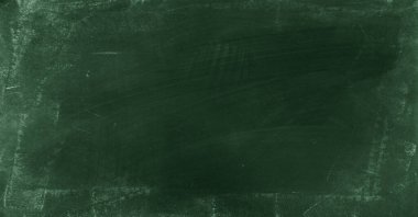 Yeşil karatahta arkaplanındaki tebeşir temizlendi