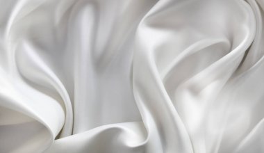 Dalgalı beyaz ipek kumaşın yakın çekimi