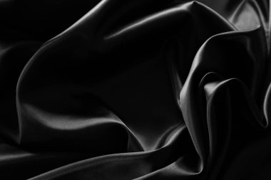 Dalgalanan siyah ipek kumaşın yakınlaştırılması