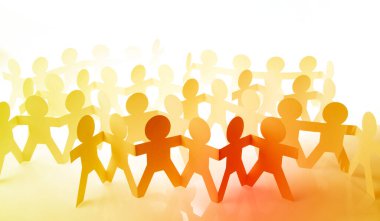 Kağıt zincire bağlı insanlar el ele tutuşuyorlar.