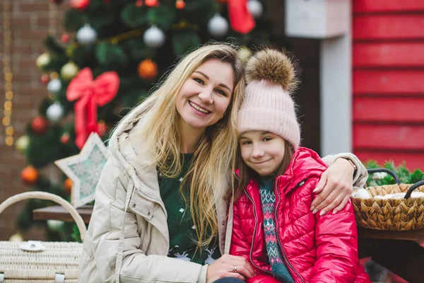 Ung Mor Och Dotter Kramas Framför Julgranen — Stockfoto