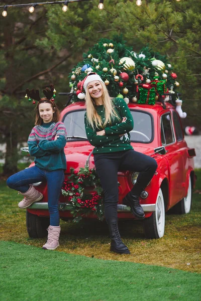 Mladá Matka Dcera Pobyt Před Červenou Retro Auto Vánoční Stromeček Stock Obrázky