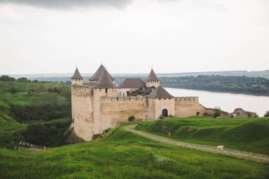 Ukrayna 'daki Ortaçağ Khotyn Kalesi ve Dnister Nehri Panoraması