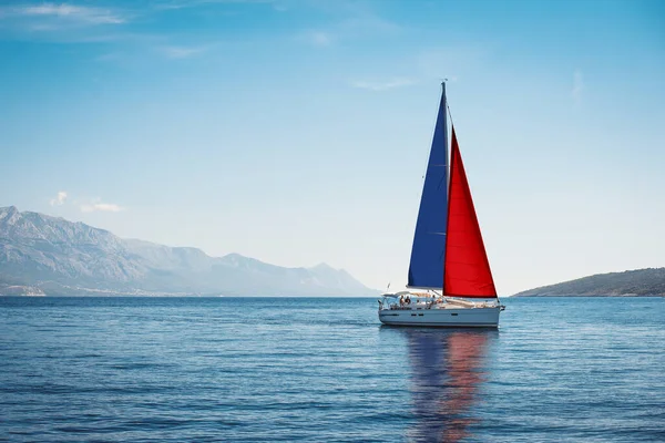 Iate Branco Com Bandeira Norueguesa Azul Vermelho Navega Mar Contra Imagem De Stock