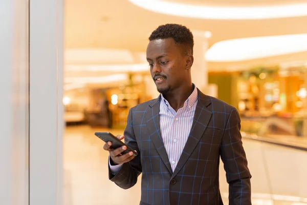 Porträtt Stilig Afrikansk Affärsman Med Mobiltelefon — Stockfoto