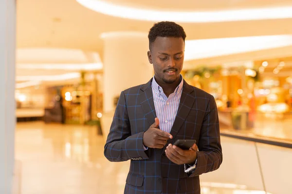 Retrato Hombre Negocios Africano Guapo Usando Teléfono Móvil — Foto de Stock