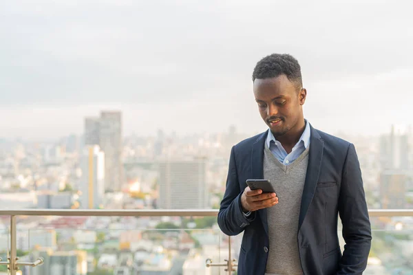 Porträtt Stilig Svart Afrikansk Affärsman Bär Kostym Och Använder Telefon — Stockfoto