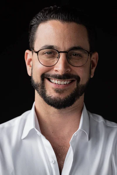 Portré Sikeres Üzletember Fekete Háttér Visel Szemüveget Boldognak Tűnik Stock Kép