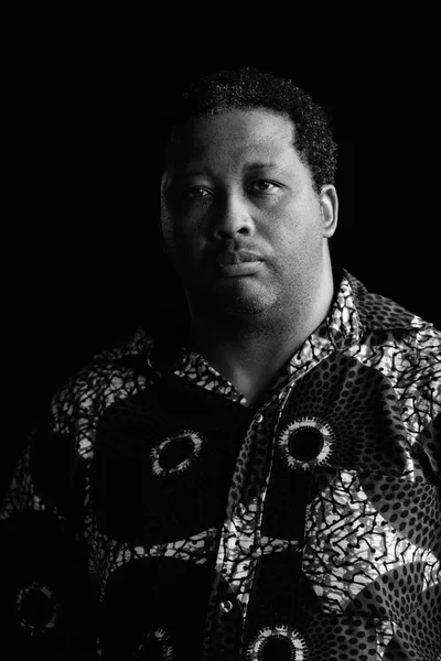 Egy Jóképű Fekete Férfi Portréja Amint Fekete Fehérben Forgatott Kamerát — Stock Fotó