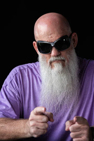 Retrato Hombre Con Larga Barba Gris Usando Camiseta Púrpura Gafas — Foto de Stock