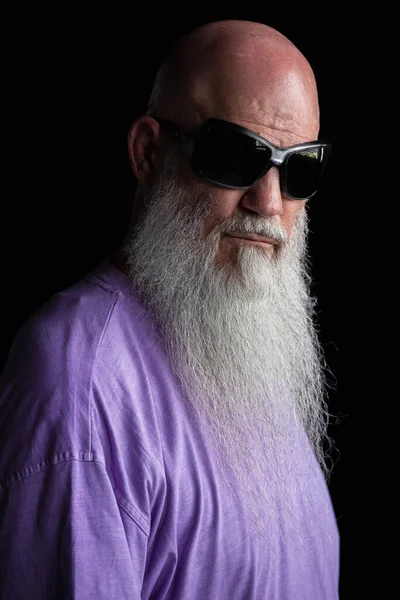 Uzun Gri Sakallı Mor Tişörtlü Güneş Gözlüklü Bir Adamın Portresi — Stok fotoğraf