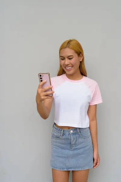 Muotokuva Kaunis Onnellinen Aasialainen Tyttö Vaaleat Hiukset Vastaan Tavallinen Tausta tekijänoikeusvapaita kuvapankkikuvia