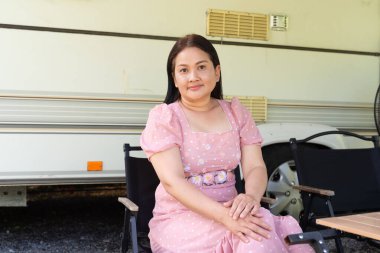 Asyalı bir kadın yaz boyunca kamp yapmaktan ve karavanla gezmekten zevk alıyor.