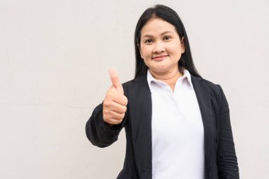 Beyaz arka planda iş kıyafetleri giymiş olgun Asyalı kadın portresi