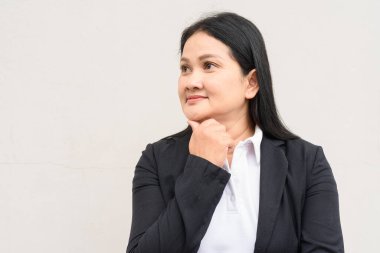 Beyaz arka planda iş kıyafetleri giymiş olgun Asyalı kadın portresi