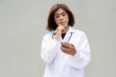 Steteskoplu Asyalı transseksüel doktor portresi. Sağlık hizmetlerinde çeşitlilik.