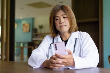 Steteskoplu Asyalı transseksüel doktor portresi. Sağlık hizmetlerinde çeşitlilik.