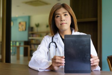 Steteskoplu Asyalı transseksüel doktor portresi. Sağlık hizmetlerinde çeşitlilik.