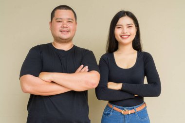 Duvarda asılı duran Asyalı genç bir çiftin portresi