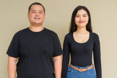 Duvarda asılı duran Asyalı genç bir çiftin portresi