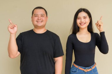 Duvarda asılı duran Asyalı genç bir çiftin portresi