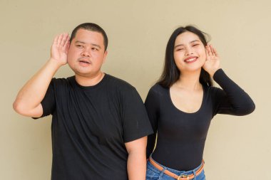 Duvarda asılı duran Asyalı genç bir çiftin portresi