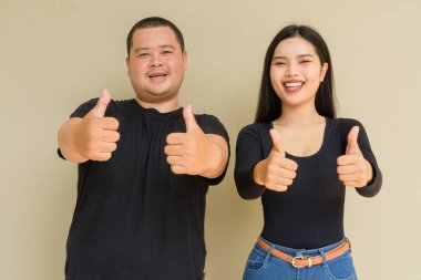 Duvarda asılı duran Asyalı genç bir çiftin portresi