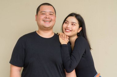 Duvarda asılı duran Asyalı genç bir çiftin portresi