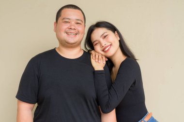 Duvarda asılı duran Asyalı genç bir çiftin portresi