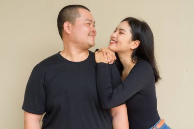 Duvarda asılı duran Asyalı genç bir çiftin portresi