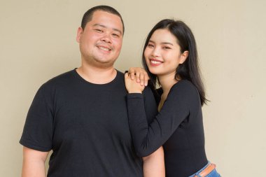 Duvarda asılı duran Asyalı genç bir çiftin portresi