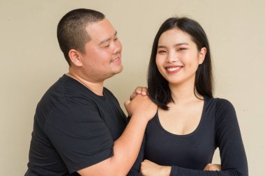 Duvarda asılı duran Asyalı genç bir çiftin portresi