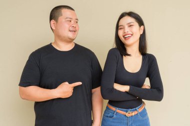 Duvarda asılı duran Asyalı genç bir çiftin portresi