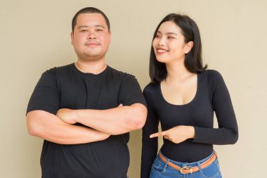 Duvarda asılı duran Asyalı genç bir çiftin portresi