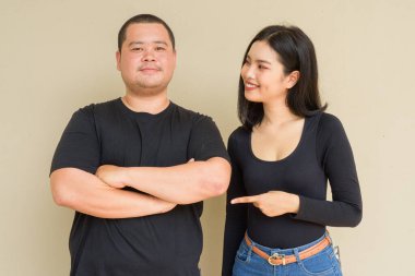 Duvarda asılı duran Asyalı genç bir çiftin portresi