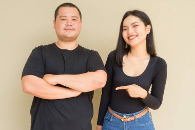 Duvarda asılı duran Asyalı genç bir çiftin portresi