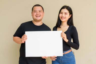 Duvarda asılı duran Asyalı genç bir çiftin portresi