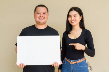 Duvarda asılı duran Asyalı genç bir çiftin portresi