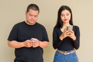 Duvarda asılı duran Asyalı genç bir çiftin portresi