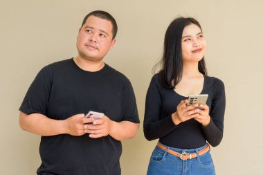 Duvarda asılı duran Asyalı genç bir çiftin portresi