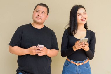 Duvarda asılı duran Asyalı genç bir çiftin portresi